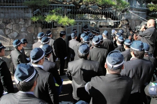 山口組総本部に捜索に入る兵庫県警の捜査員ら＝１２日午後２時２分、神戸市灘区篠原本町４