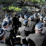 山口組総本部に捜索に入る兵庫県警の捜査員ら＝１２日午後２時２分、神戸市灘区篠原本町４