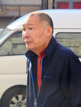 東灘署に出頭し、詐欺容疑で逮捕された大原宏延容疑者＝２７日午前９時３分、神戸市東灘区御影中町２