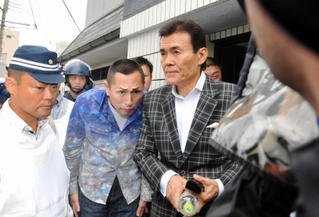 竹中組事務所から任意同行される安東美樹容疑者（右）＝２９日午前１０時３１分、姫路市安田４