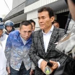 竹中組事務所から任意同行される安東美樹容疑者（右）＝２９日午前１０時３１分、姫路市安田４