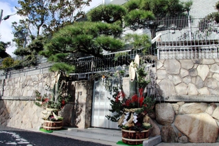 門松などで飾られた山口組総本部＝２８日午前、神戸市灘区篠原本町４