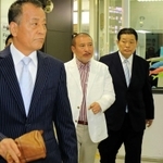 定例会に出席するため、ＪＲ新神戸駅に到着した指定暴力団山口組の篠田建市組長（中央）＝８日午前、神戸市中央区加納町１