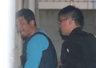 尼崎南署に移送された朝比奈久徳容疑者（左）＝２９日午後５時３２分、尼崎市浜田町４