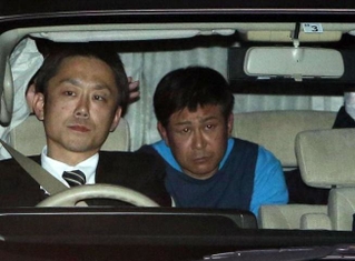 兵庫県警尼崎南署に移送される朝比奈久徳容疑者（右）＝２９日午後５時３２分、尼崎市浜田町４