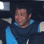 京都府警南署から警察車両で移送される朝比奈久徳容疑者＝２９日午後４時２３分、京都市南区（京都新聞撮影）