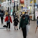１回目の緊急事態宣言が発令され、閑散とする神戸元町商店街＝２０２０年４月１２日、神戸市中央区