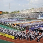 「のじぎく兵庫国体」の開会式で「ありがとう」の横断幕を掲げ、入場行進する兵庫県選手団＝２００６年９月３０日、神戸市須磨区緑台、ユニバー記念競技場