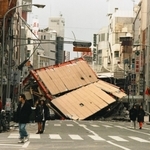 三宮の繁華街。道路をふさぐようにビルが鉄骨ごと崩壊した＝１９９５年１月１７日、神戸市中央区北長狭通１の生田新道