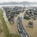 台風２３号の大雨で円山川（左）が決壊し、一面水浸しになった街＝２００４年１０月２１日、豊岡市