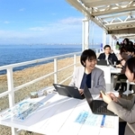 本社機能を一部移転したパソナグループ。海沿いのカフェがオフィスに＝２０２０年１１月、淡路市野島平林