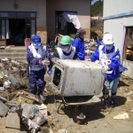 東日本大震災の被災地で活動する兵庫のボランティア＝２０１１年４月、宮城県石巻市
