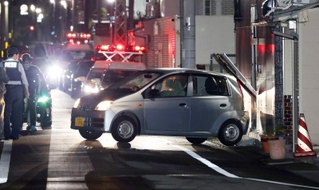 建物に突っ込んだとみられる車＝６日午後１０時３７分、神戸市長田区五番町