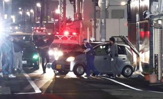 建物に突っ込んだとみられる車＝６日午後１０時４７分、神戸市長田区五番町