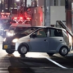 建物に突っ込んだとみられる車＝６日午後１０時３７分、神戸市長田区五番町