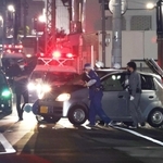 建物に突っ込んだとみられる車＝６日午後１０時４７分、神戸市長田区五番町