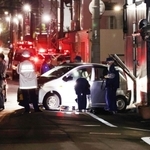 建物に突っ込んだとみられる車を調べる捜査関係者ら＝６日午後１１時３分、神戸市長田区五番町