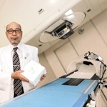「保険適用の拡大で、粒子線治療の可能性も広がった」と語る兵庫県立粒子線医療センターの沖本智昭院長。手にするのは患者を固定する専用器具＝たつの市新宮町光都１