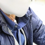 「鼻カニュラ」が欠かせない日々だが、「普段の生活に影響は少ない」と話す男性＝神戸市内