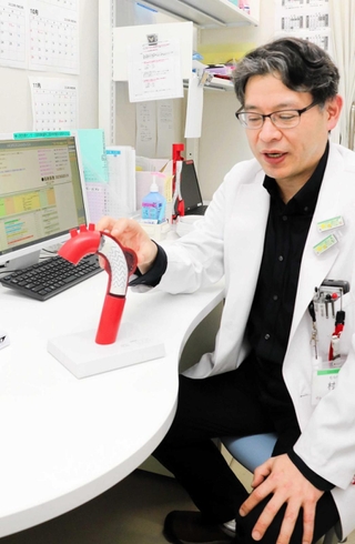 「一般にはあまり知られていない病気だが、誰もが発症し得るということを忘れないで」と、大動脈の模型を手に訴える村上博久医師＝姫路市神屋町３、兵庫県立はりま姫路総合医療センター