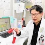 「一般にはあまり知られていない病気だが、誰もが発症し得るということを忘れないで」と、大動脈の模型を手に訴える村上博久医師＝姫路市神屋町３、兵庫県立はりま姫路総合医療センター