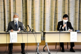 院内感染が拡大し、会見に臨む木原康樹院長（左）ら＝２０２０年４月１１日午前、神戸市役所