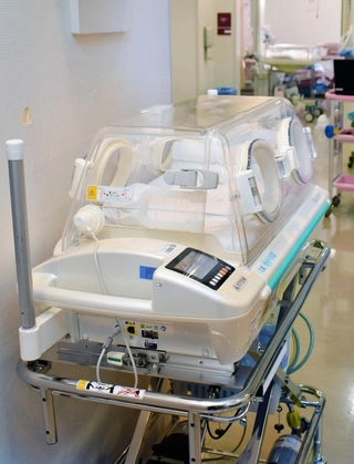 コロナ患者から生まれた赤ちゃんを運ぶ「新生児・未熟児用閉鎖型搬送用保育器」＝神戸市中央区港島南町２、市立医療センター中央市民病院