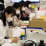 入院調整のため情報を集める保健師ら＝２０２１年４月２７日午後、神戸市役所