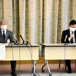 院内感染が拡大し、会見に臨む木原康樹院長（左）ら＝２０２０年４月１１日午前、神戸市役所