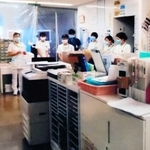 病床の状況などについて情報を共有する看護師たち＝神戸市中央区港島南町２、神戸市立医療センター中央市民病院（提供写真、一部加工しています）