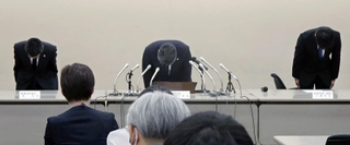 有識者委員会の意見を踏まえた調査報告書を公表し、司法の不備を謝罪する最高裁判所の小野寺真也総務局長（中央）ら＝２５日午後、東京都千代田区、最高裁判所（撮影・風斗雅博）