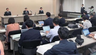 最高裁の調査報告書が公表された記者会見には大勢の報道関係者が集まった＝５月２５日、最高裁