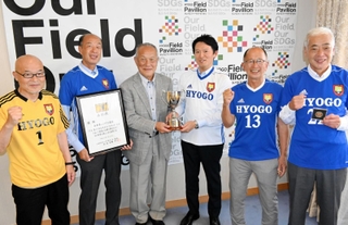 斎藤元彦知事（左から４人目）に全国優勝を報告する清澤崇監督（同３人目）ら＝兵庫県庁