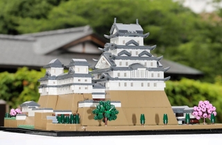 姫路城を再現したレゴブロック＝２６日午後、姫路市本町