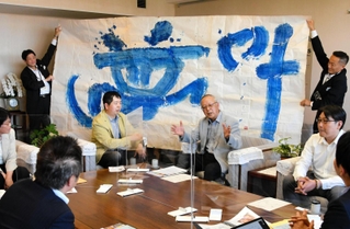 障害者によるアート作品の展示機会拡充を訴える福祉施設やボランティア団体のメンバーら＝兵庫県庁