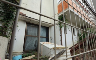 ６歳男児の遺体が見つかるなどした事件で、母親に対する監禁傷害事件で逮捕された容疑者４人の自宅の庭。冷蔵庫などが散乱していた＝２３日午前、神戸市西区玉津町居住