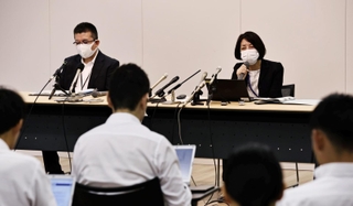 神戸市西区の６歳男児がなくなったことを受け、記者会見する市こども家庭局の丸山佳子副局長（右）と市こども家庭センターの高橋顕副所長（左）＝２３日午後、神戸市中央区加納町６、神戸市役所（撮影・長嶺麻子）