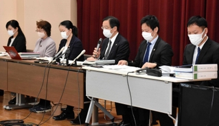 調査報告書を解説する第三者委員会の藤原正廣委員長（右から３人目）＝２０２２年５月２日午前、神戸市中央区橘通１、兵庫県弁護士会館