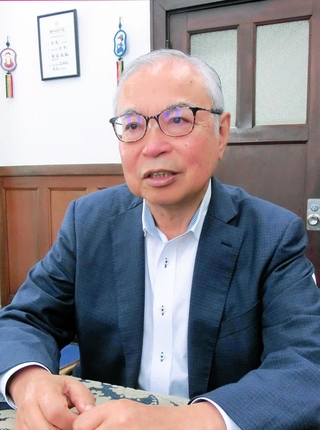 大阪府が進める高校授業料の無償化案について、懸念を示す灘高校前校長の和田孫博さん＝神戸市東灘区魚崎北町８