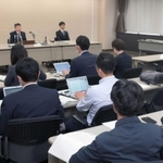 最高裁の調査報告書が公表された記者会見には大勢の報道関係者が集まった＝５月２５日、最高裁