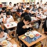 児童数の多いクラスでは、前を向いて食べるスタイルが続く＝神戸市西区、井吹の丘小学校