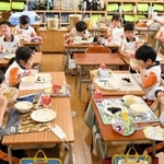 黙食が見直された給食の時間。机を向かい合わせにして談笑する子どもの姿が見られた＝神戸市西区、井吹の丘小学校