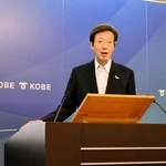 感染拡大傾向にある新型コロナウイルスについて言及する久元喜造・神戸市長＝２２日午後、神戸市役所