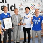 斎藤元彦知事（左から４人目）に全国優勝を報告する清澤崇監督（同３人目）ら＝兵庫県庁