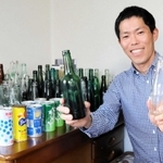 炭酸飲料の瓶を集めている志方功一さん＝神戸市西区美賀多台２