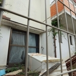 ６歳男児の遺体が見つかるなどした事件で、母親に対する監禁傷害事件で逮捕された容疑者４人の自宅の庭。冷蔵庫などが散乱していた＝２３日午前、神戸市西区玉津町居住