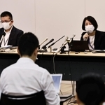 神戸市西区の６歳男児がなくなったことを受け、記者会見する市こども家庭局の丸山佳子副局長（右）と市こども家庭センターの高橋顕副所長（左）＝２３日午後、神戸市中央区加納町６、神戸市役所（撮影・長嶺麻子）