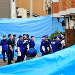 亡くなった男児が住んでいた自宅を調べる捜査員ら＝２３日午前１０時４３分、神戸市西区玉津町居住