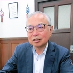 大阪府が進める高校授業料の無償化案について、懸念を示す灘高校前校長の和田孫博さん＝神戸市東灘区魚崎北町８