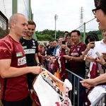 練習後、集まったサポーターと交流するＪ１神戸のイニエスタ（左）＝２８日午前、神戸市西区櫨谷町、いぶきの森球技場（撮影・斎藤雅志）